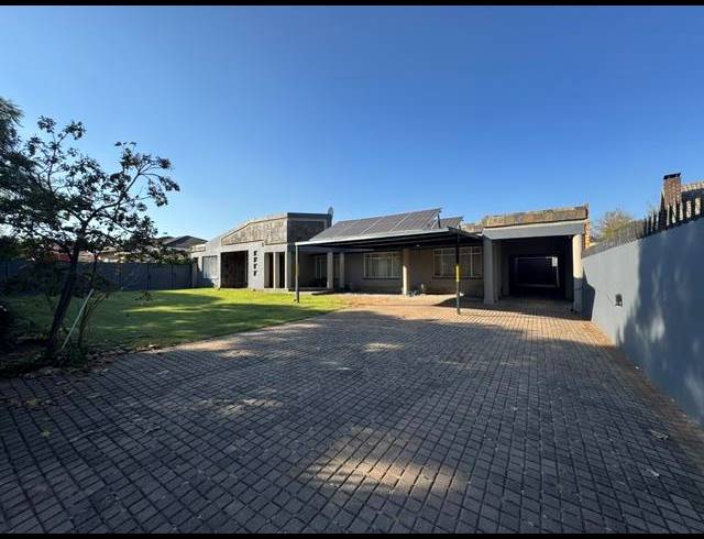 3 BEDROOM HOUSE FOR SALE IN KEMPTON PARK